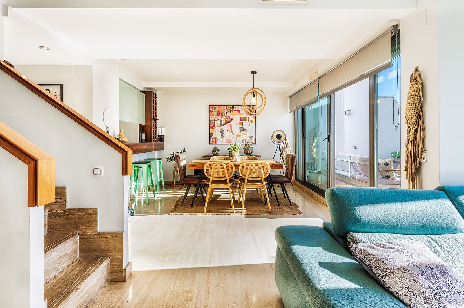 Salón comedor dúplex Mijas — fotografía de interiores