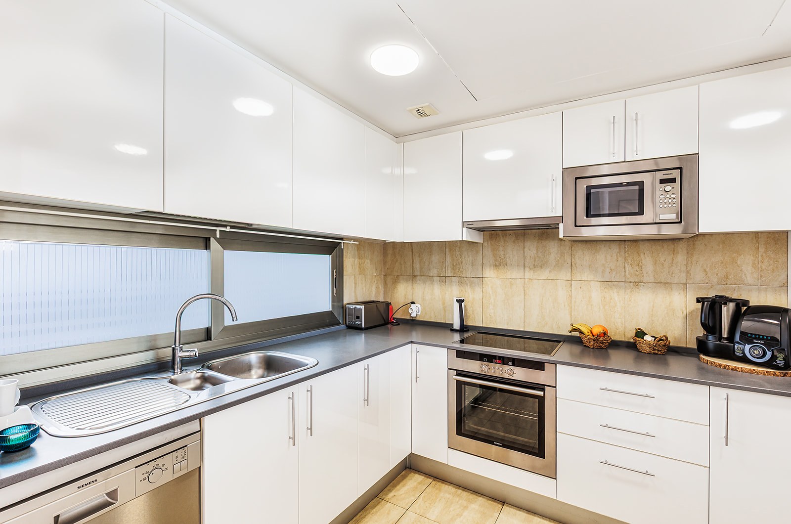 Cocina dúplex Cala de Mijas — fotografía inmobiliaria