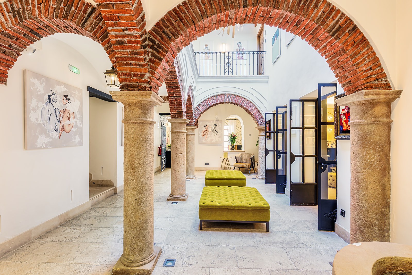 Hotel Claude Marbella patio central — fotografía hotel boutique