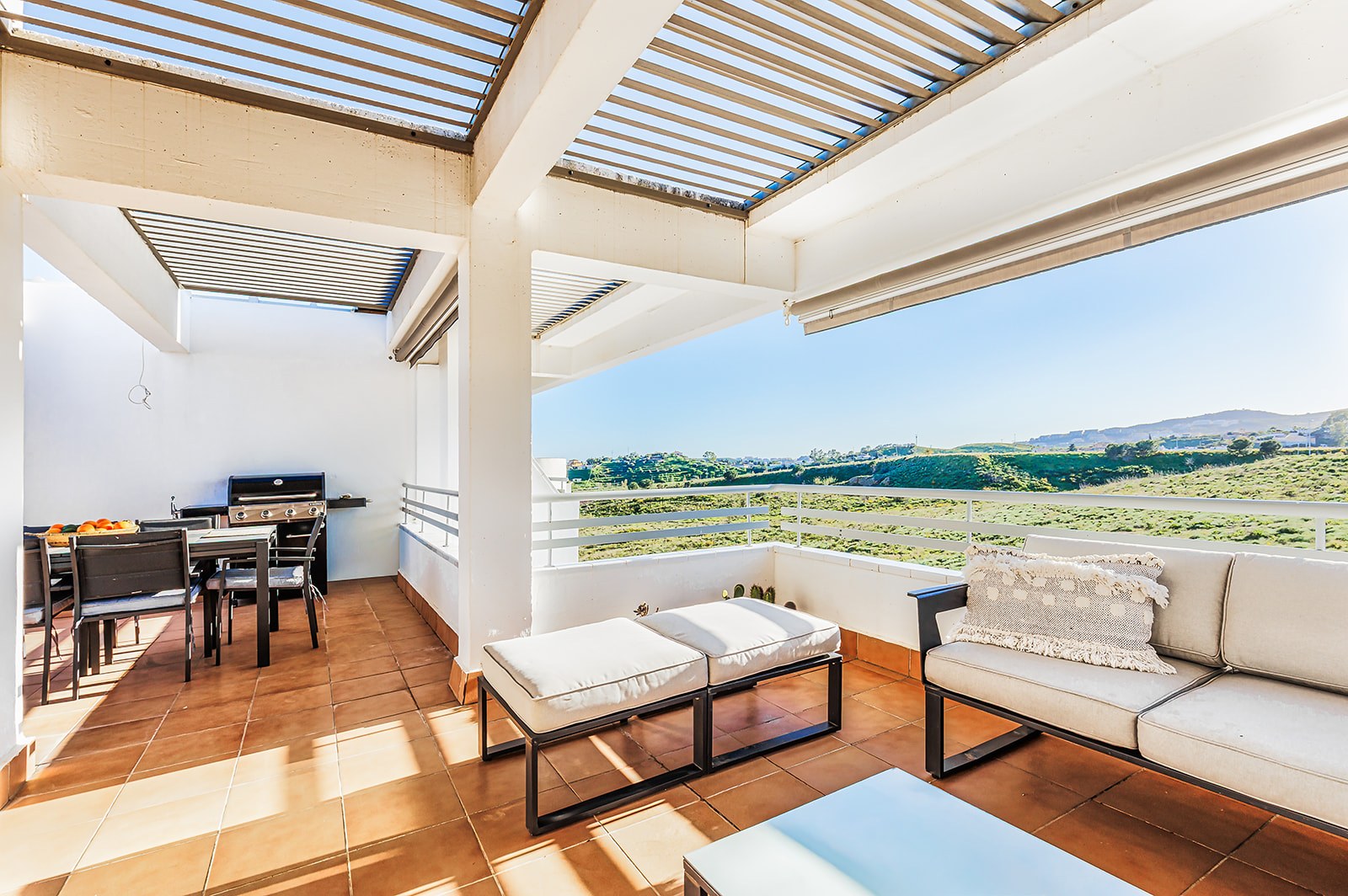 Terraza con vistas de dúplex en Mijas — fotografía HDR