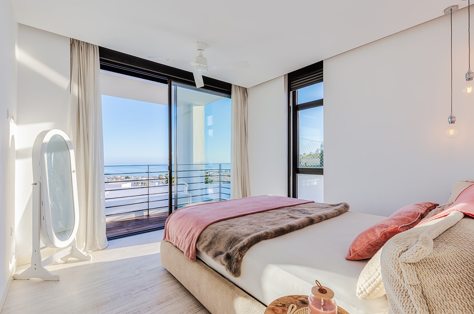 Dormitorio principal con vistas al mar en Marbella — fotografía inmobiliaria