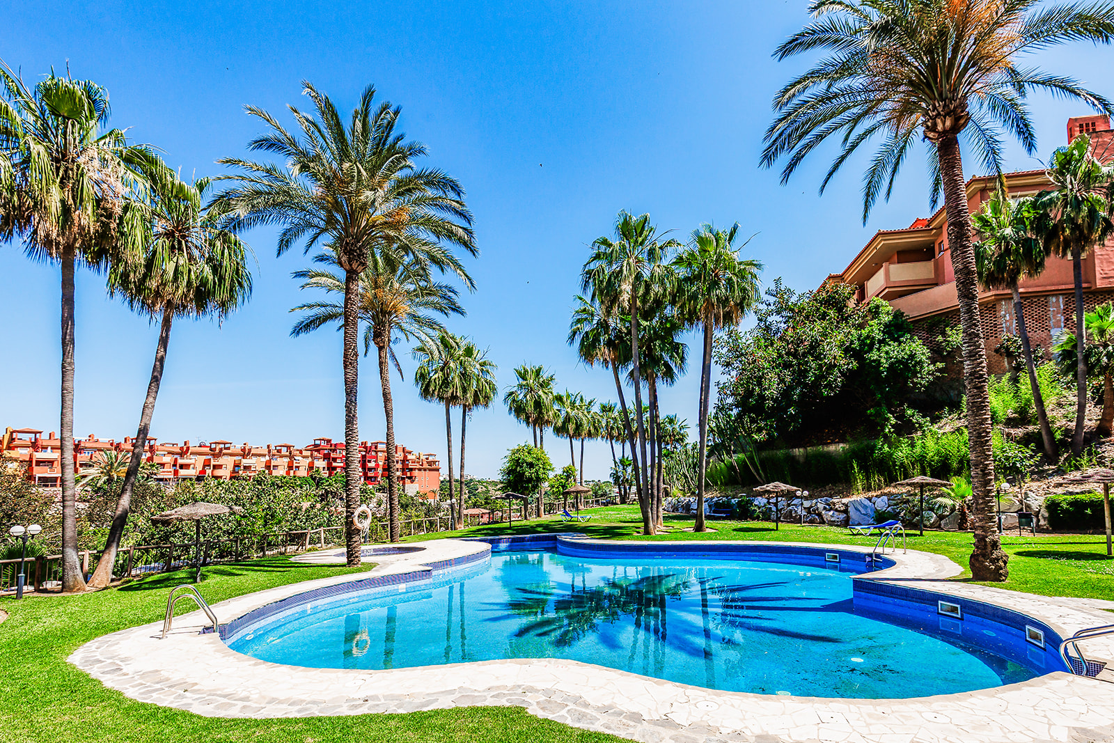 Piscina comunitaria en Reserva de Marbella — fotografía inmobiliaria Costa del Sol