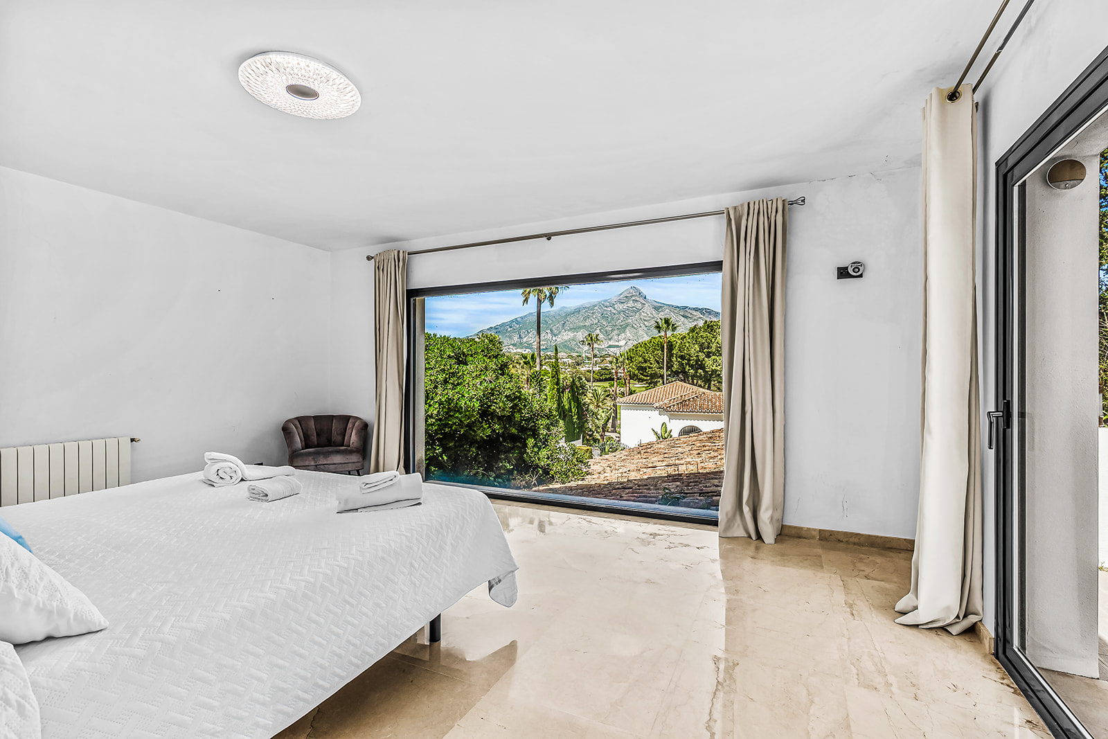 Dormitorio con vistas a La Concha en Nueva Andalucía, Marbella