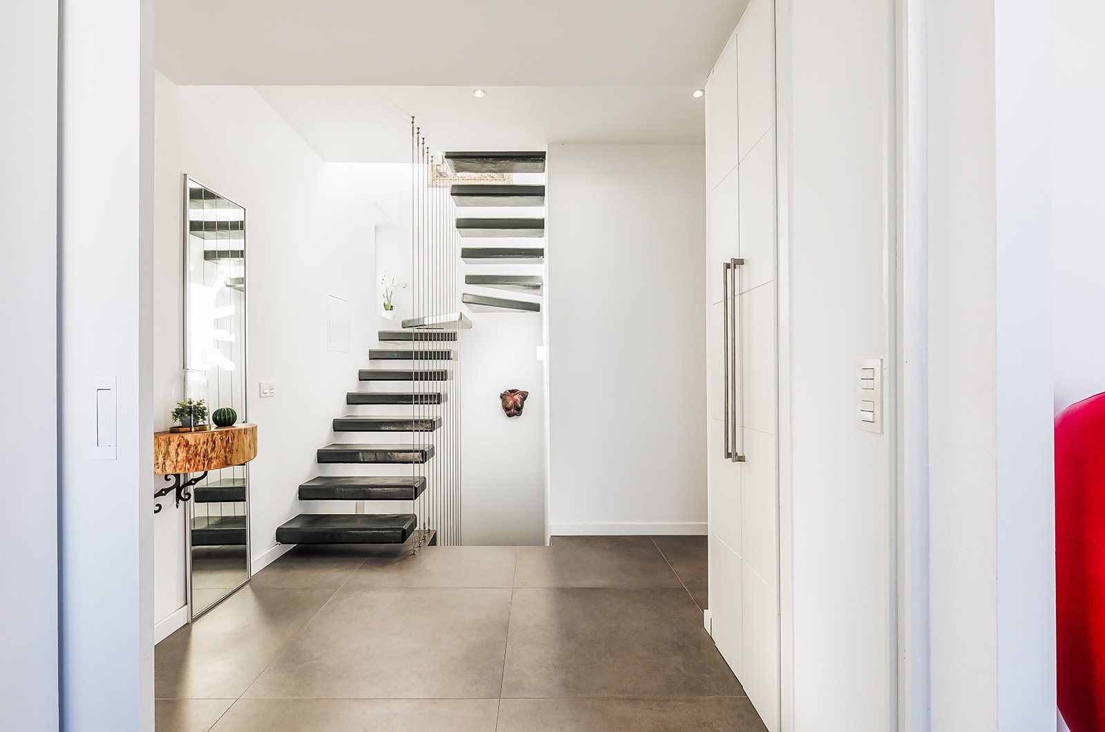 Entrada villa moderna Marbella — fotografía inmobiliaria HDR