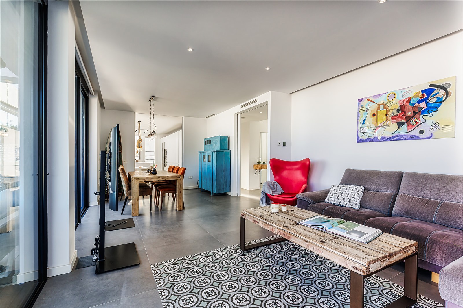 Salón villa lujo Marbella luz natural — fotografía HDR