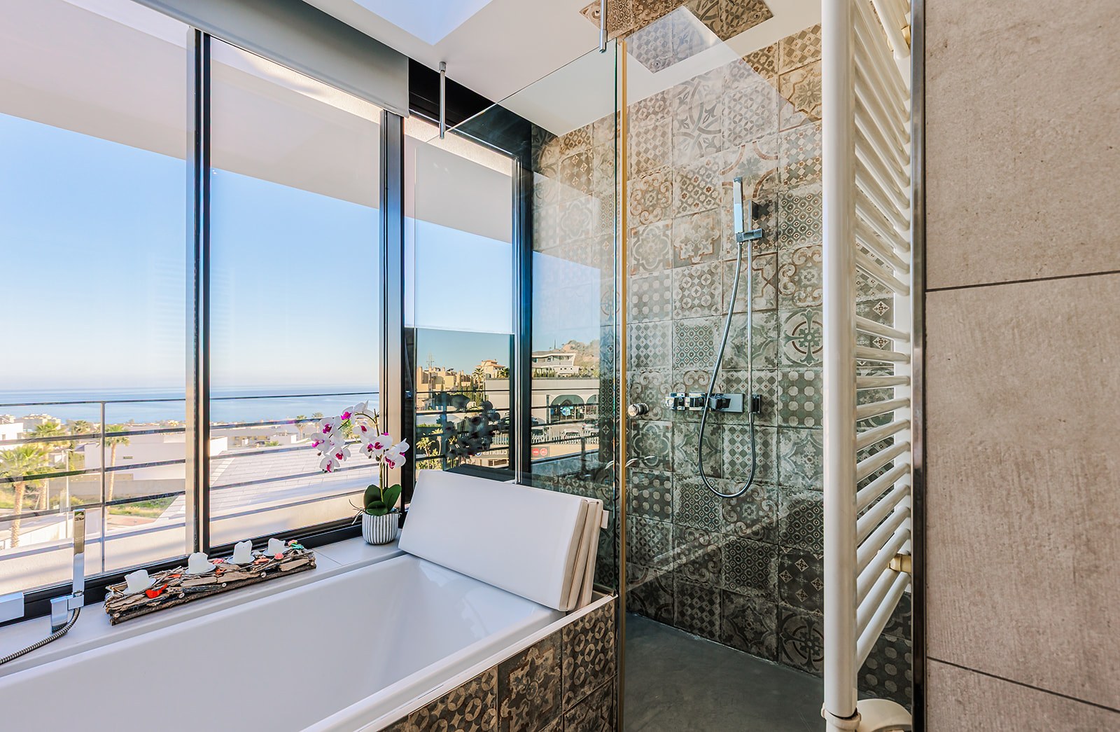 Baño lujo villa Marbella — fotografía HDR